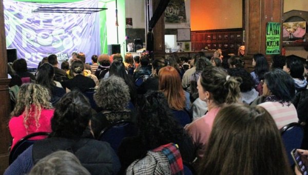 Enterate cuáles fueron los debates en la charla sobre feminismos bajo el gobierno de Milei