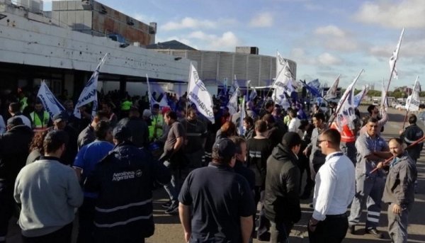 Otro ataque antisindical de Macri: 376 suspendidos por una asamblea en Aerolíneas 