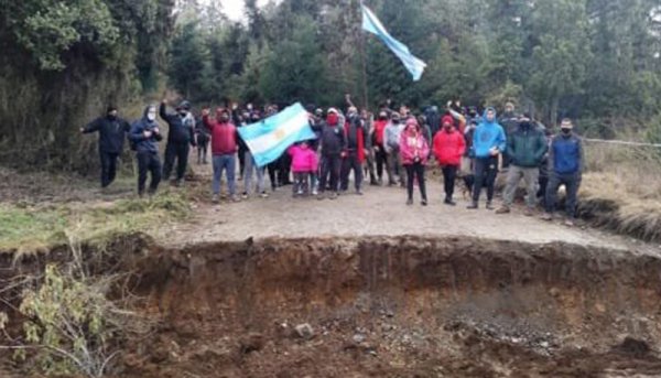 El Bolsón: “les molesta que un pobre se haga una casita en el bosque pero no que un millonario se robe un lago entero”