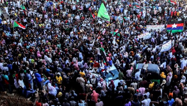 Multitudinarias manifestaciones en una jornada de protesta contra el golpe de Estado en Sudán