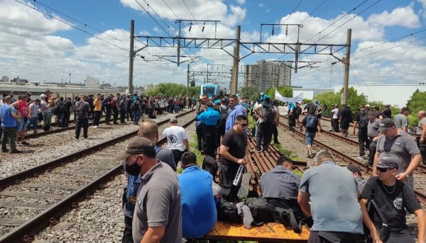 Tren Roca: ferroviarios de MCM, Líderes y Comahue cortan vías por incumplimiento del Gobierno