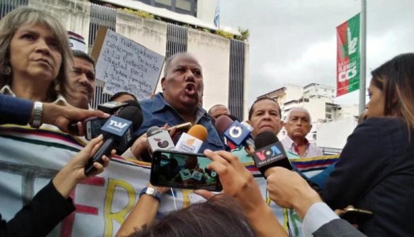 Trabajadores protestan exigiendo libertad para Rubén González