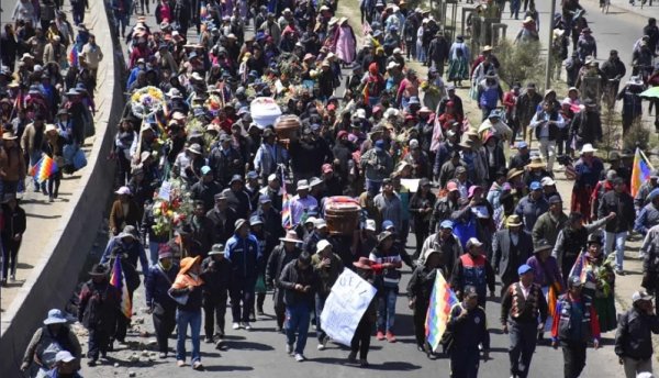 [Video] Urgente: reprimen multitudinaria marcha que ingresaba a La Paz por la renuncia de Áñez y contra el golpe