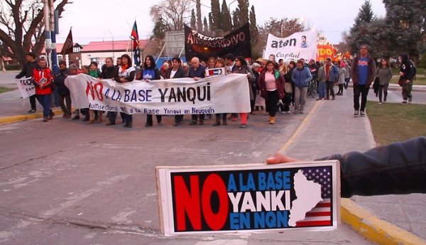 Importante movilización contra la instalación de una base yanqui en Neuquén