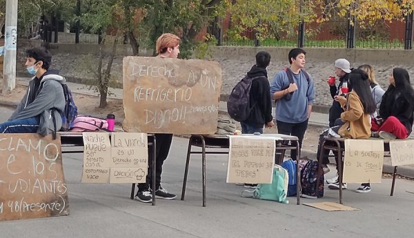 Comunidad educativa del CPEM 48 corta la calle exigiendo aumento de la partida para refrigerio