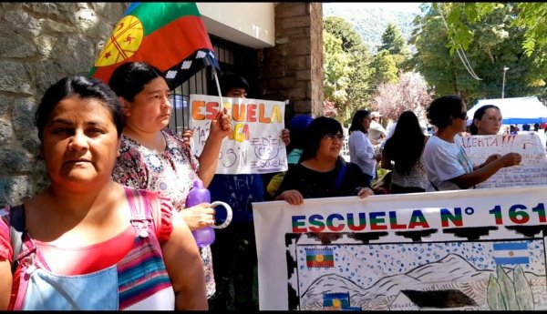 San Martín de los Andes: Escuela N° 161 reclamó por su edificio en el aniversario de la localidad