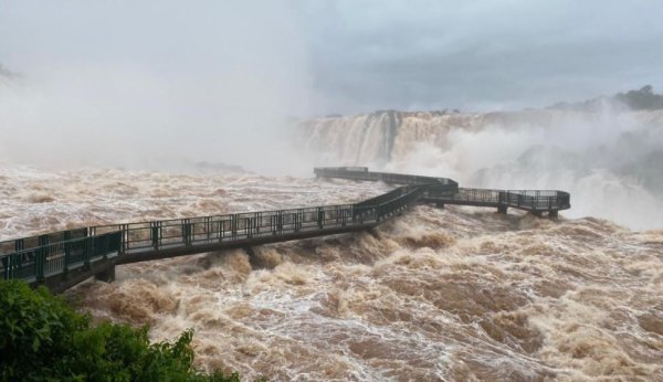 Video impactante: fuerte crecida por lluvias en las Cataratas del Iguazú