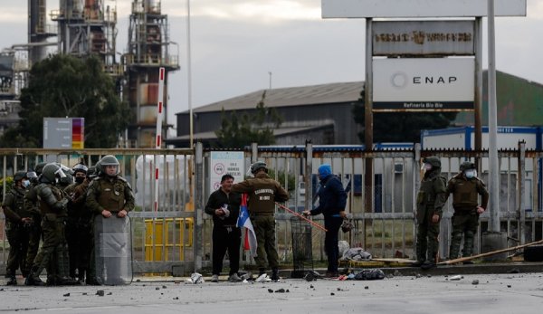 El gobierno chileno reprime a trabajadores de subcontratistas que protestaban en acceso a refinería