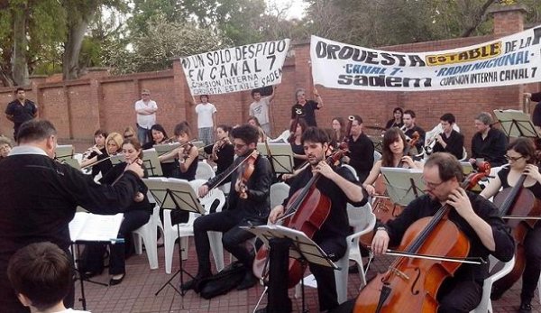 Orquesta de la RTA protestó frente a la Quinta de Olivos