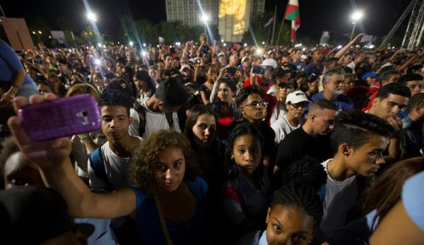 Una multitud inunda la Plaza de la Revolución en La Habana