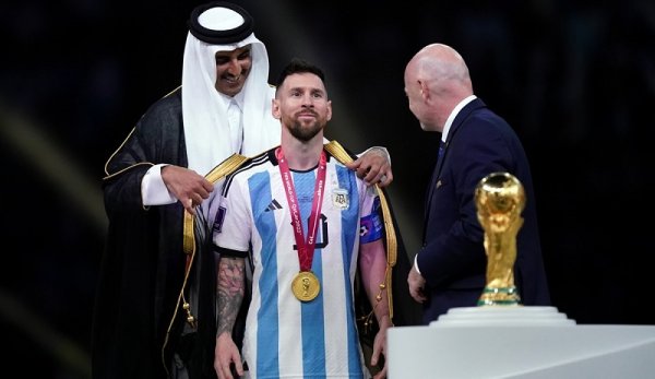 Ofrecen un millón de dólares por la túnica que usó Messi cuando levantó la Copa en Qatar