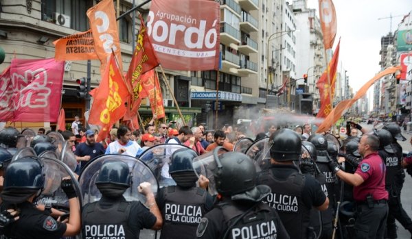 Reprimen a trabajadores de la gráfica Interpack que resisten once despidos