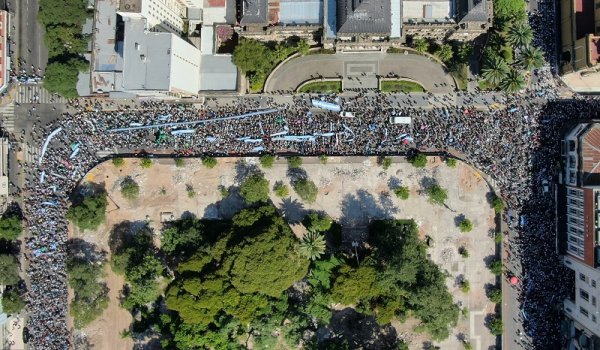 Contundente paro y masiva movilización docente en Tucumán