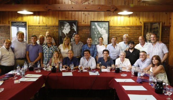 Cumbre del PJ bonaerense: unidad y discurso opositor para la foto