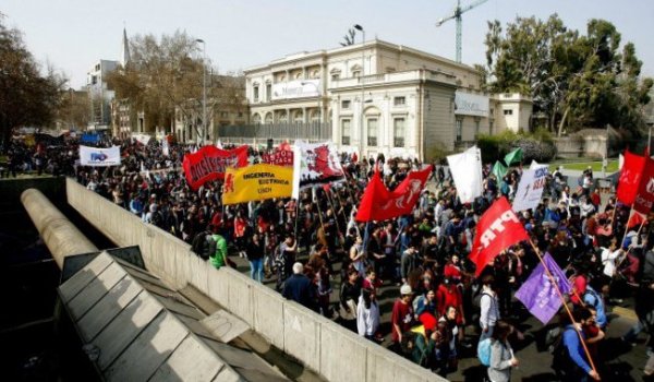 Los estudiantes chilenos marchan contra el CAE 