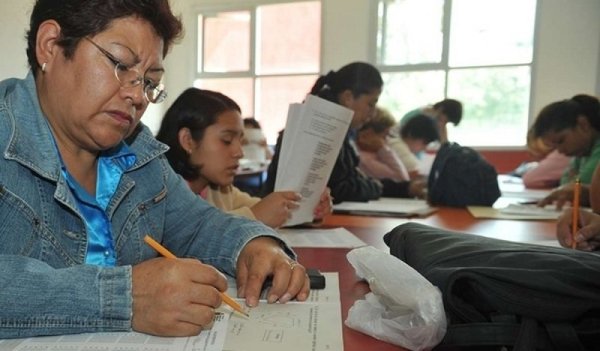 ¿Miles de estudiantes y cientos de docentes se quedan sin secundaria en la Ciudad de Buenos Aires?