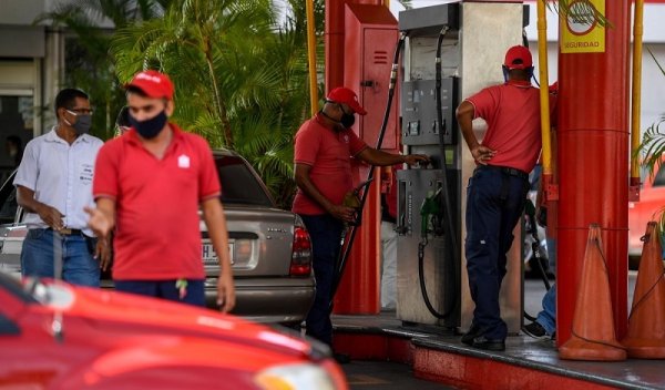 Empresarios de la gasolina tendrán cero impuestos, pero el pueblo paga 16% de IVA