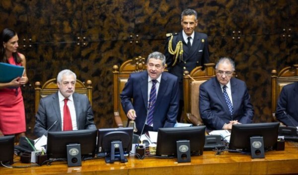 Partido Comunista y Frente Amplio dan los votos a herederos de Jaime Guzmán para presidir el Senado