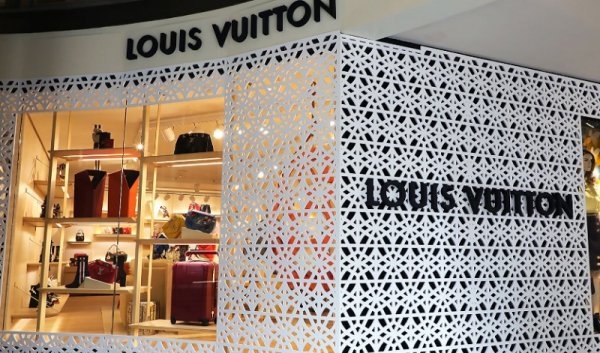 El ajuste no es para todos: con zapatillas a $ 25 mil, Louis Vuitton vuelve a la Argentina