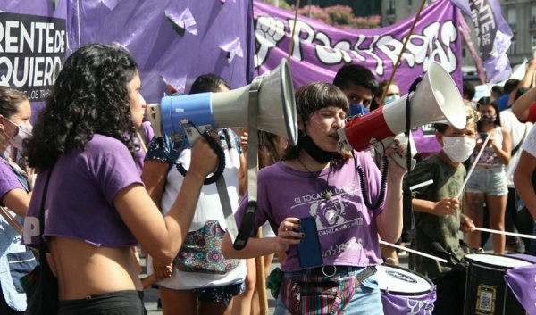 8M: grandes movilizaciones en diferentes países con destacada participación de Pan y Rosas