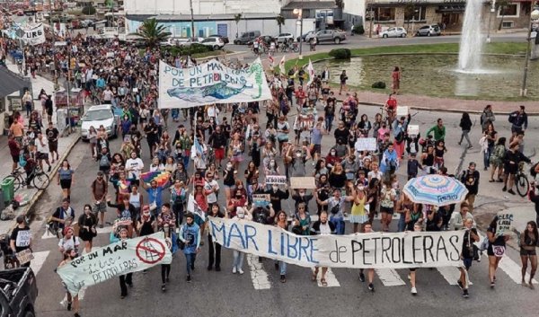 Documento interno de YPF reconoce que no hay licencia social para la explotación petrolera offshore y busca ridiculizar la protesta 