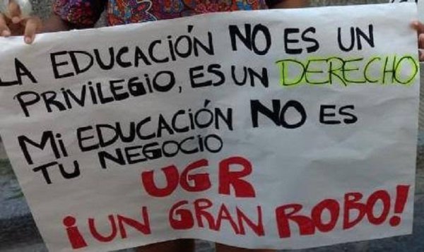 Estudiantes de la Universidad del Gran Rosario reclamaron contra el aumento en las cuotas