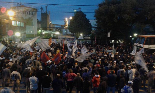 Masiva asamblea de trabajadores aceiteros en Rosario