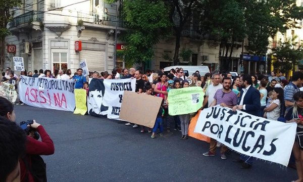 Familiares y amigos de Lucas Cabello se manifiestan en la Boca