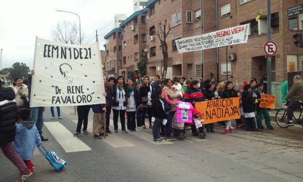 Docentes y estudiantes cortan Av. Cruz y Pola exigen la aparición de Nadia Rojas