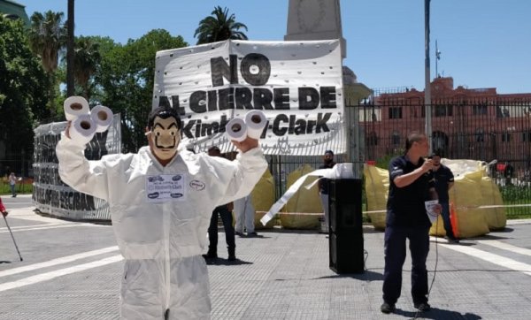 Papelazo en Plaza de Mayo: trabajadores de Kimberly Clark contra el cierre de la papelera