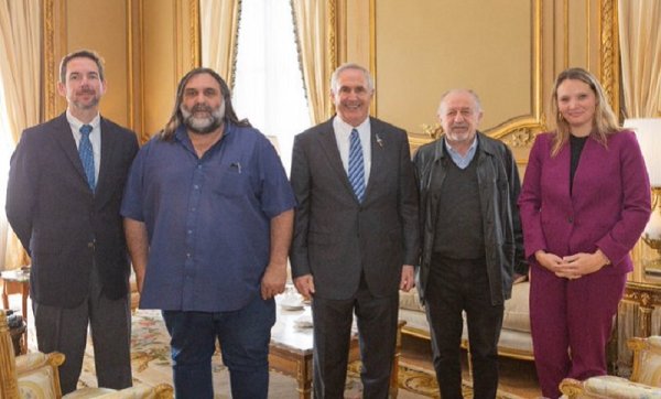 Mientras los docentes luchan, Baradel y Yasky se reunieron con Marc Stanley, embajador de EE.UU. 