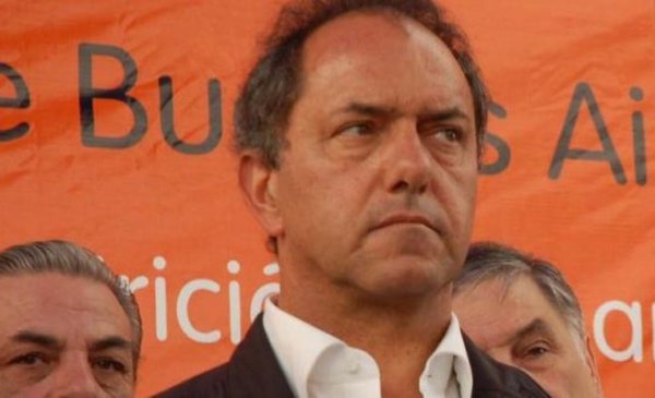 Scioli gasta millones en la campaña electoral, mientras miles de docentes no cobran su salario