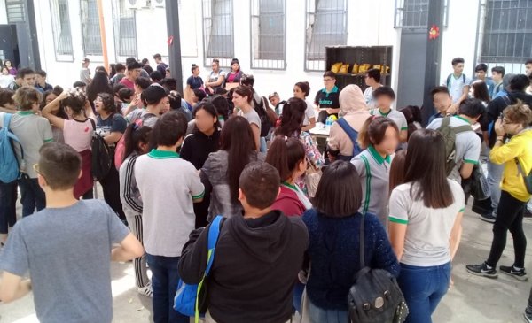 Córdoba: estudiantes del Leopoldo Lugones realizan una sentada en defensa de la esducación