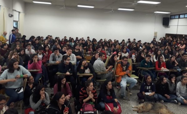 Masiva asamblea interclaustro en facultad de Economía y Administración de la UNCo