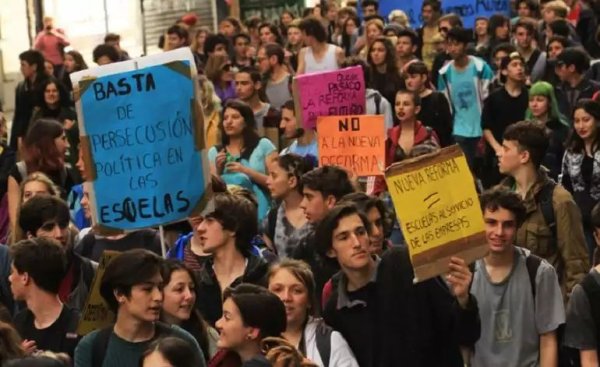 "Hoy soy docente y me toca ser espectadora de esta nueva embestida a los jóvenes"