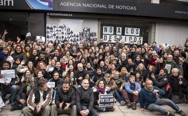 Lucha contra los despidos en Télam: importante abrazo solidario al edificio de la agencia