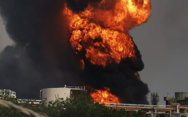 Fuerte incendio en refinería de Minatitlán, Veracruz