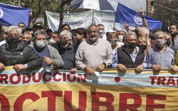 En un acto relámpago, la CGT llamó a votar al Gobierno y apoyó un acuerdo con el FMI