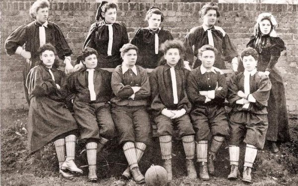 Fútbol femenino: la patada inicial 