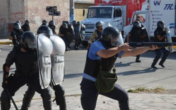 Grave. Video de la Policía de Arcioni entrenándose para reprimir y amenazando como en la dictadura