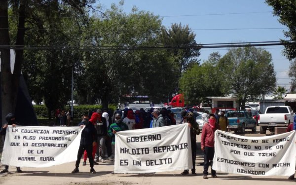 Policías disparan contra estudiantes normalistas en Tiripetío