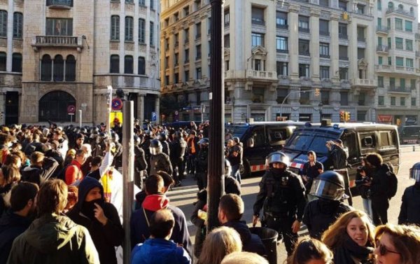 Finalitza el Consell de Ministres entre càrregues policials i manifestacions