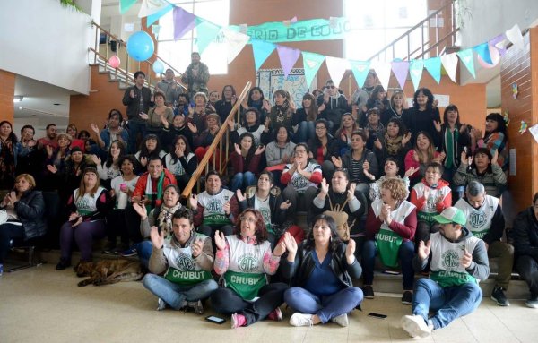 CHUBUT: Auxiliares de la educación realizan huelga de hambre por falta de respuesta del gobierno