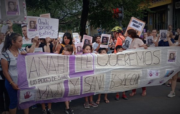 Marcharon para exigir la aparición de la docente Anahí Bulnes