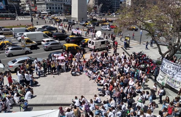 Residentes: tras cinco meses sin cobrar su sueldo, continúan las medidas de lucha