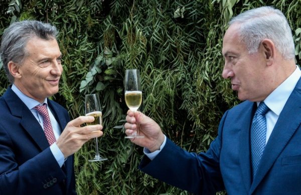 Macri y Netanyahu: negociando con un asesino