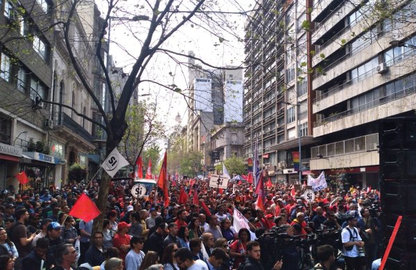 Multitudinaria movilización del PIT-CNT