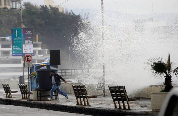 Pronostican marejadas con olas de hasta 4 metros desde Arica hasta la zona austral