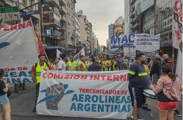 Tercerizados de GPS - Aerolíneas Argentinas realizaron un corte en Callao y Corrientes