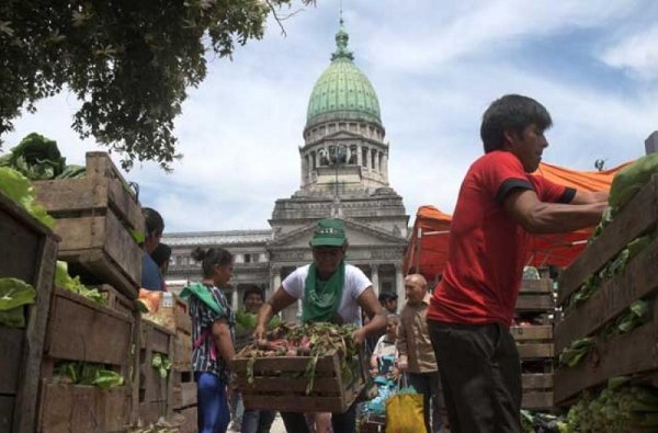 Realizan un "Alimentazo" frente al Congreso